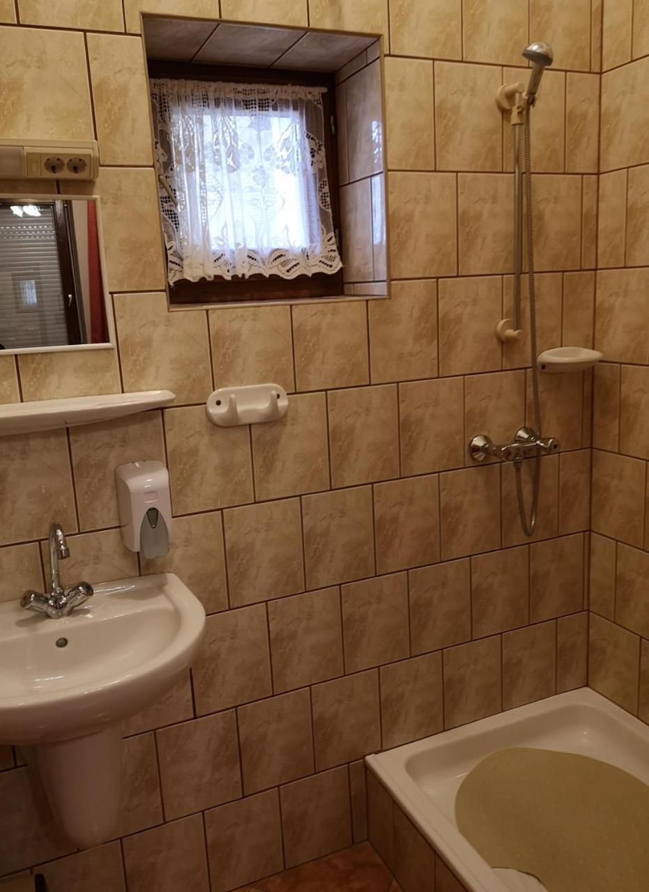 Szuts Panzio Bed & Breakfast Fertőrákos Dış mekan fotoğraf